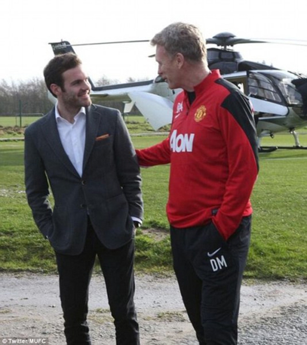 Juan Mata đi trực thăng đến ra mắt Manchester United 3