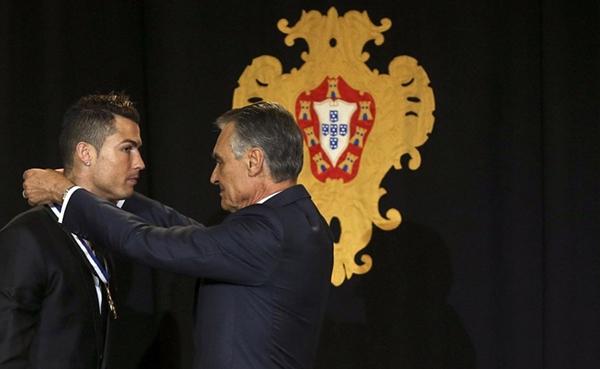 Ronaldo vinh dự được Tổng thống Bồ Đào Nha tặng thưởng 3