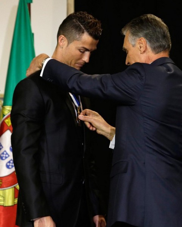 Ronaldo vinh dự được Tổng thống Bồ Đào Nha tặng thưởng 4