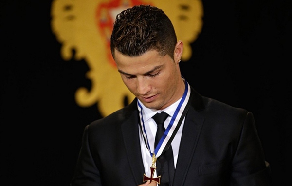Ronaldo vinh dự được Tổng thống Bồ Đào Nha tặng thưởng 9