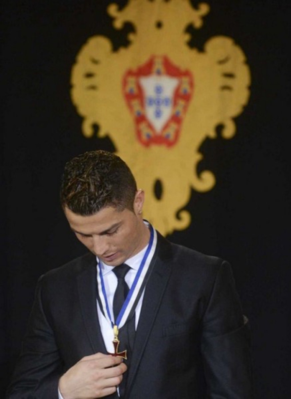 Ronaldo vinh dự được Tổng thống Bồ Đào Nha tặng thưởng 10