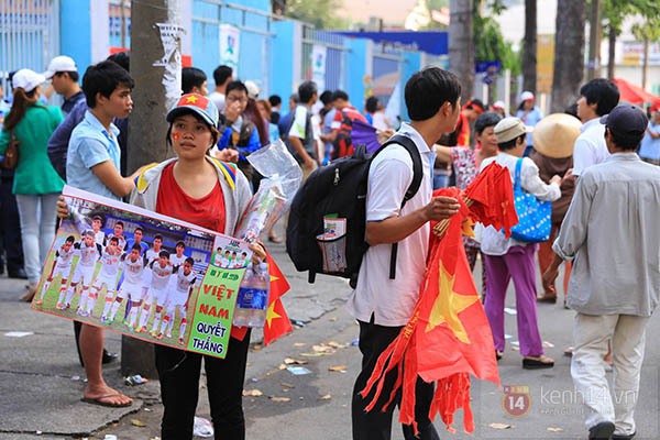 Phe vé, trông xe "được mùa" chặt chém fan nhờ sức hút U19 Việt Nam 1