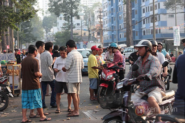 Phe vé, trông xe "được mùa" chặt chém fan nhờ sức hút U19 Việt Nam 2