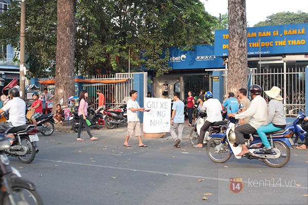 Phe vé, trông xe "được mùa" chặt chém fan nhờ sức hút U19 Việt Nam 3