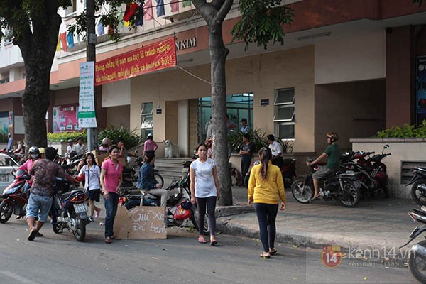 Phe vé, trông xe "được mùa" chặt chém fan nhờ sức hút U19 Việt Nam 4