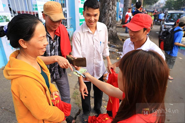 Phe vé, trông xe "được mùa" chặt chém fan nhờ sức hút U19 Việt Nam 5