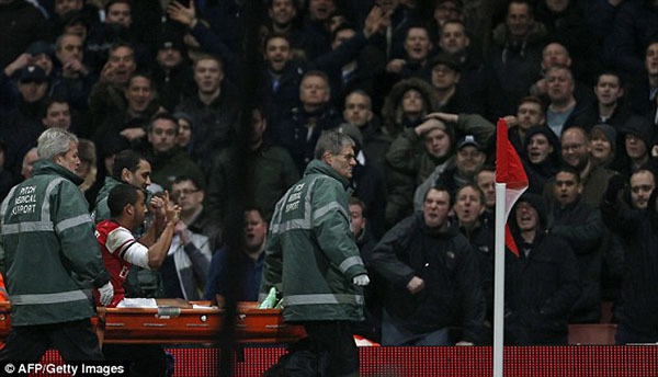 Trêu tức fan Tottenham, Walcott nhận 1 “cơn mưa” đồng xu 7