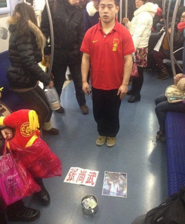 Cựu vô địch thế giới người Trung Quốc ăn xin trên tàu điện ngầm 11