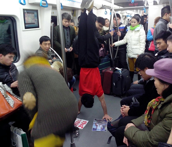 Cựu vô địch thế giới người Trung Quốc ăn xin trên tàu điện ngầm 1