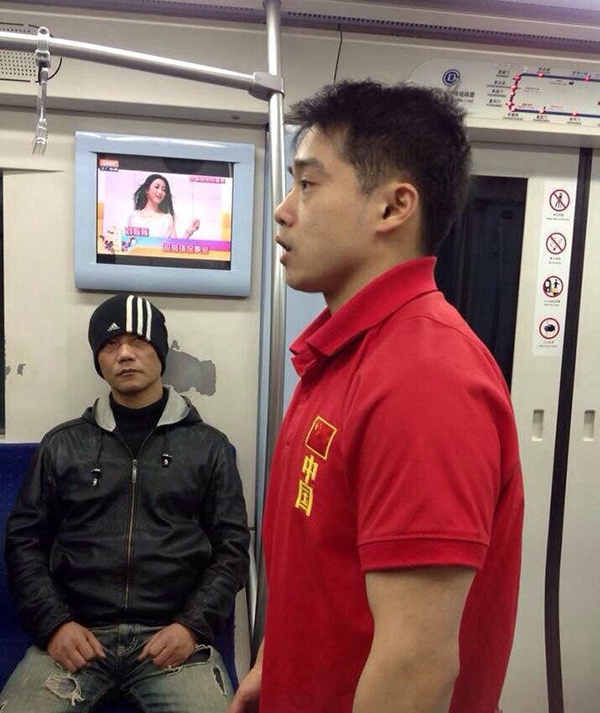 Cựu vô địch thế giới người Trung Quốc ăn xin trên tàu điện ngầm 2