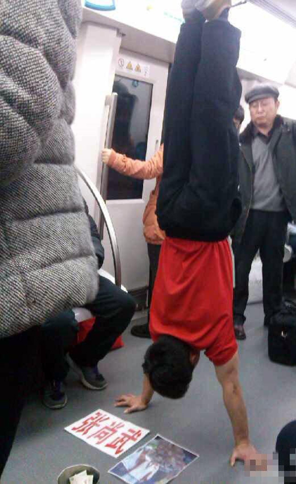 Cựu vô địch thế giới người Trung Quốc ăn xin trên tàu điện ngầm 3