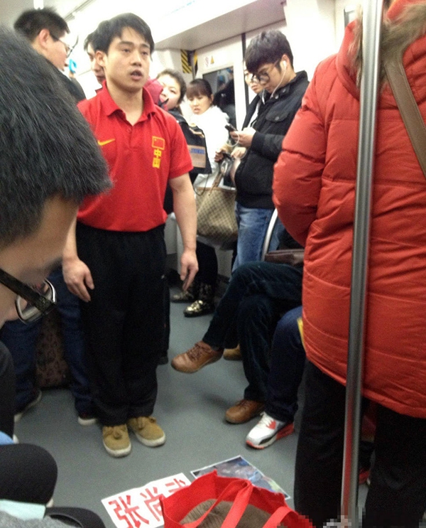 Cựu vô địch thế giới người Trung Quốc ăn xin trên tàu điện ngầm 5