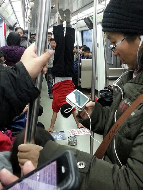Cựu vô địch thế giới người Trung Quốc ăn xin trên tàu điện ngầm 7