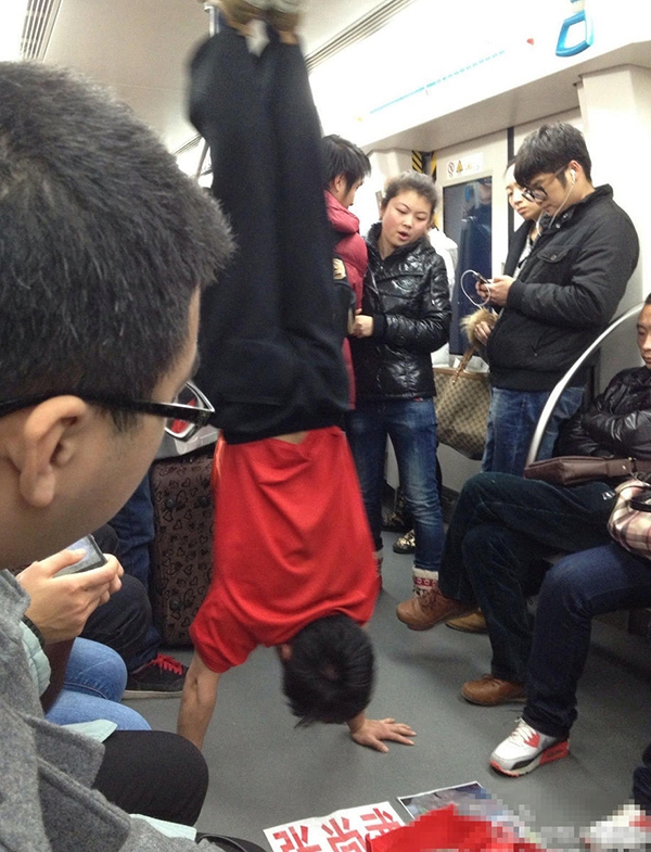 Cựu vô địch thế giới người Trung Quốc ăn xin trên tàu điện ngầm 8