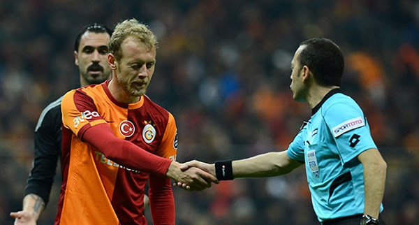 Cầu thủ Galatasaray được trọng tài cảm ơn vì chơi fair play 3