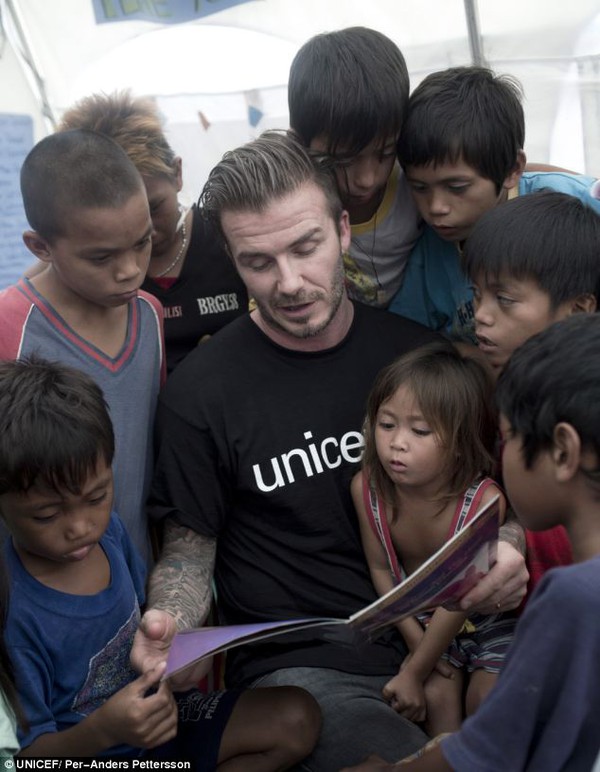Beckham tặng thiệp Valentine cho nạn nhân bão Haiyan tại Philippines 3