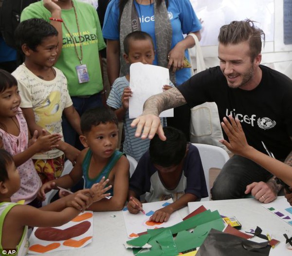 Beckham tặng thiệp Valentine cho nạn nhân bão Haiyan tại Philippines 7