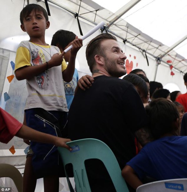 Beckham tặng thiệp Valentine cho nạn nhân bão Haiyan tại Philippines 8