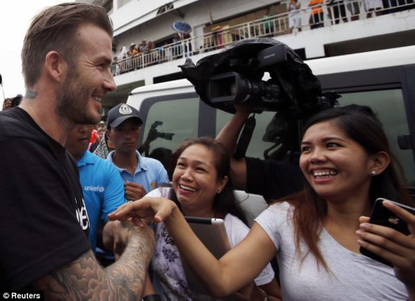 Beckham tặng thiệp Valentine cho nạn nhân bão Haiyan tại Philippines 11