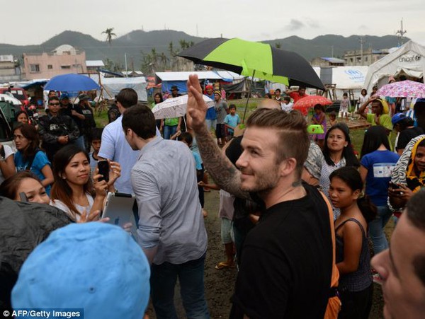 Beckham tặng thiệp Valentine cho nạn nhân bão Haiyan tại Philippines 13