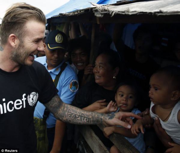 Beckham tặng thiệp Valentine cho nạn nhân bão Haiyan tại Philippines 14