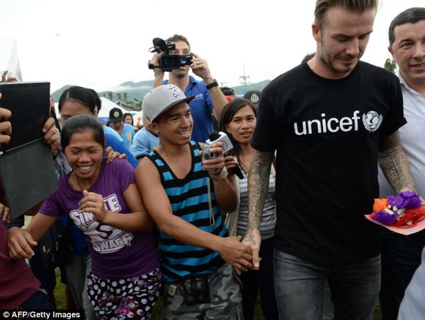 Beckham tặng thiệp Valentine cho nạn nhân bão Haiyan tại Philippines 15