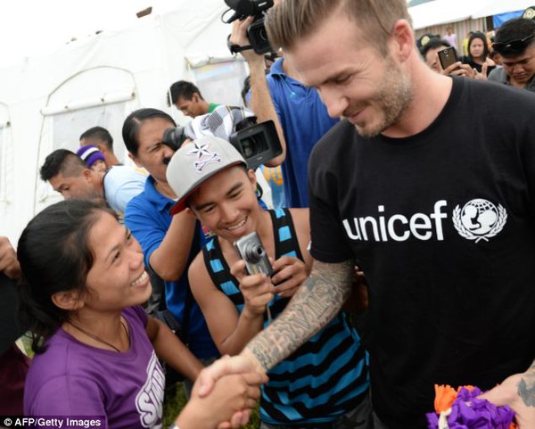Beckham tặng thiệp Valentine cho nạn nhân bão Haiyan tại Philippines 16