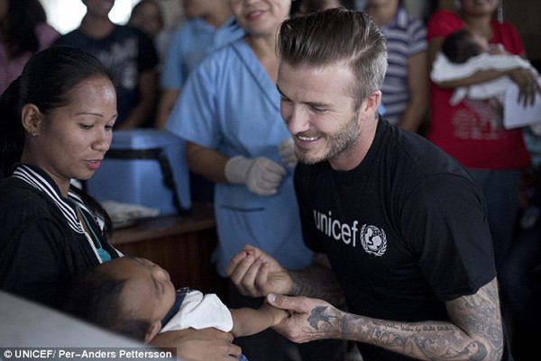Beckham gây thiện cảm với hành động cho trẻ em vùng bão uống vác xin 1