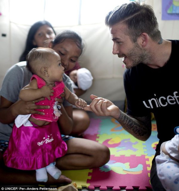 Beckham gây thiện cảm với hành động cho trẻ em vùng bão uống vác xin 2