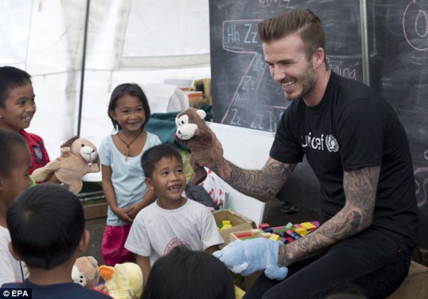 Beckham gây thiện cảm với hành động cho trẻ em vùng bão uống vác xin 3