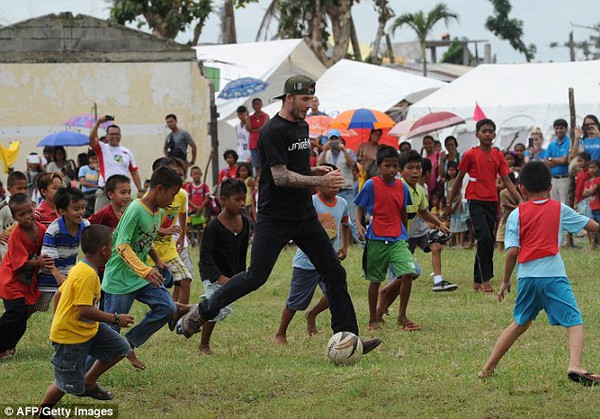 Beckham gây thiện cảm với hành động cho trẻ em vùng bão uống vác xin 7