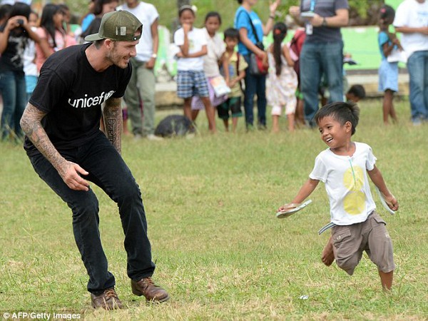 Beckham gây thiện cảm với hành động cho trẻ em vùng bão uống vác xin 9