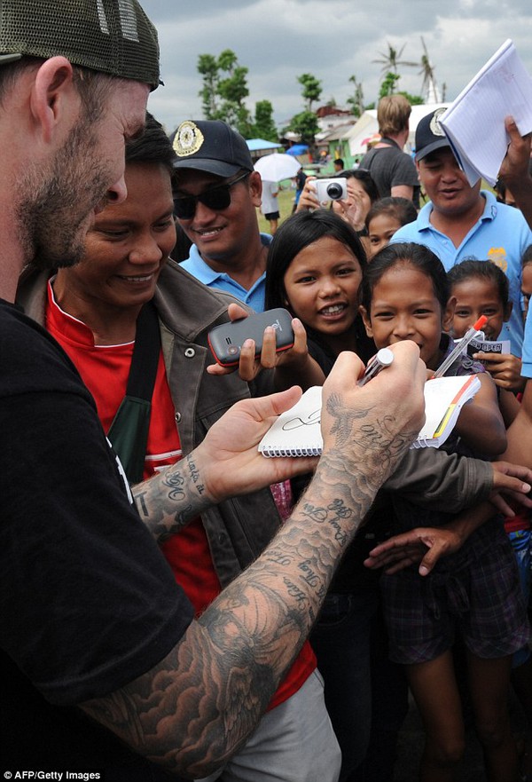 Beckham gây thiện cảm với hành động cho trẻ em vùng bão uống vác xin 12