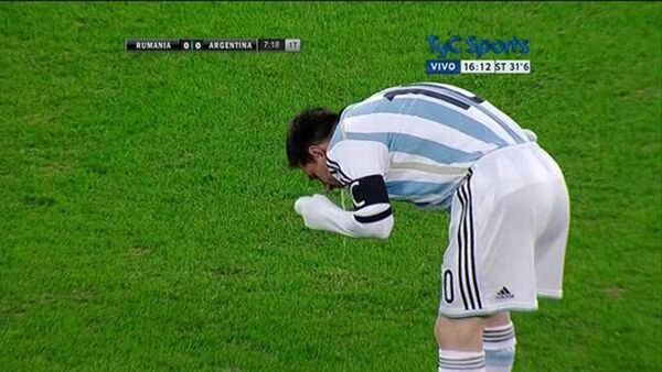 Messi lại tiếp tục nôn mửa ngay trên sân 1