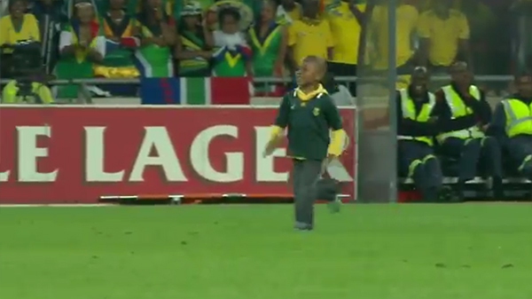Neymar ngăn nhân viên an ninh để chụp ảnh cùng fan nhí Nam Phi 1