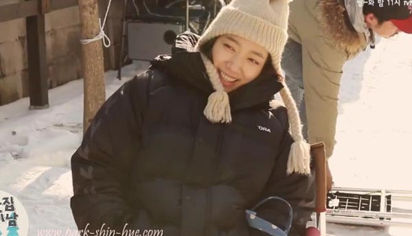 Park Shin Hye mê mẩn cún cưng 5