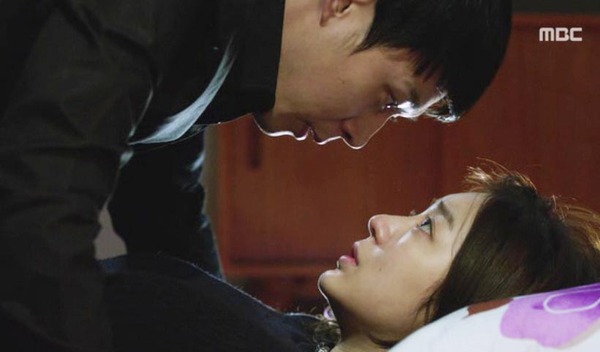 Soo Yeon (Eun Hye) hôn trộm Jung Woo (Yoo Chun) 8