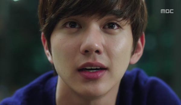 Harry (Yoo Seung Ho) ngấn lệ trước linh vị mẹ 7