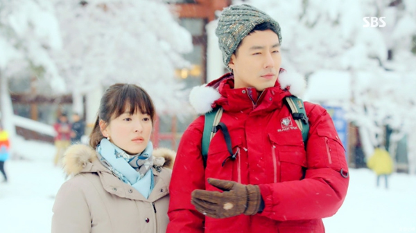 Song Hye Kyo trao "anh trai hờ" nụ hôn tuyết rơi 2