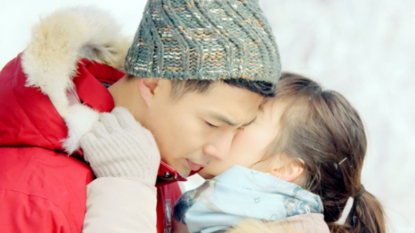 Song Hye Kyo trao "anh trai hờ" nụ hôn tuyết rơi 1