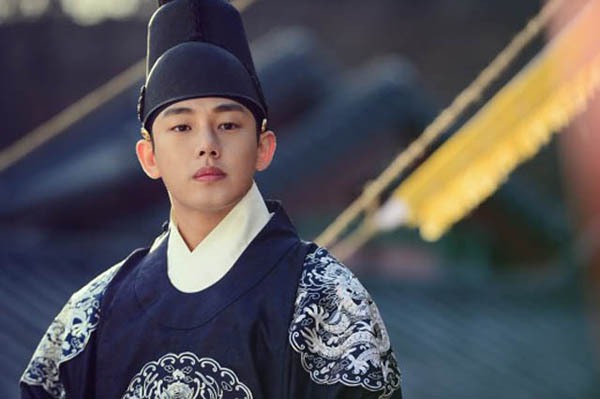 “Vua trẻ” Yoo Ah In oai vệ với hoàng bào 1