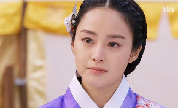 Phong thái hoàng gia của "Vương hậu" Kim Tae Hee 4