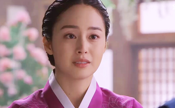 Phong thái hoàng gia của "Vương hậu" Kim Tae Hee 5