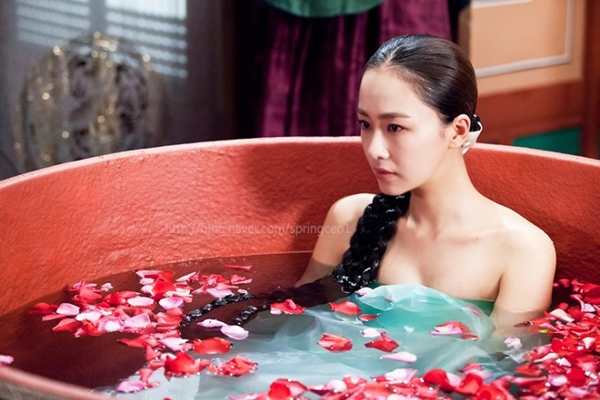 "T&igrave;nh địch" khoe ảnh tắm, cạnh tranh với Kim Tae Hee 1