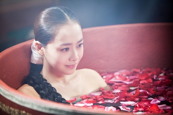 "T&igrave;nh địch" khoe ảnh tắm, cạnh tranh với Kim Tae Hee 6