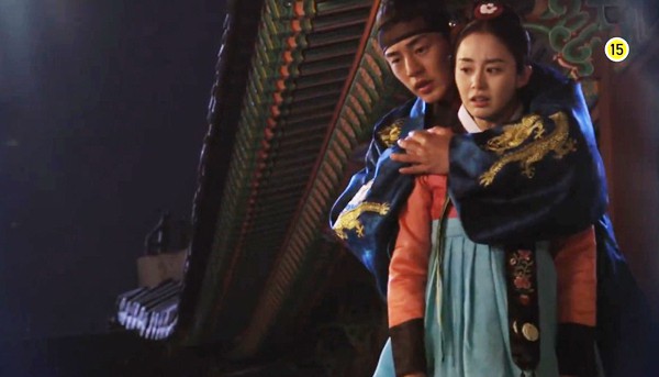 Yoo Ah In giữ chặt Kim Tae Hee trong v&ograve;ng tay 1