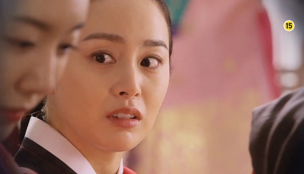 Yoo Ah In giữ chặt Kim Tae Hee trong v&ograve;ng tay 2