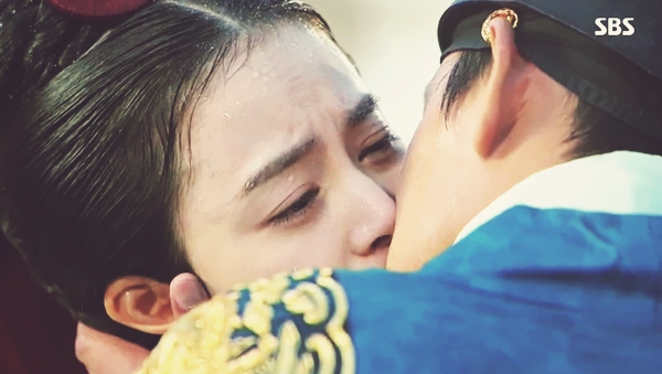 Yoo Ah In hôn Kim Tae Hee say đắm dưới mưa 8