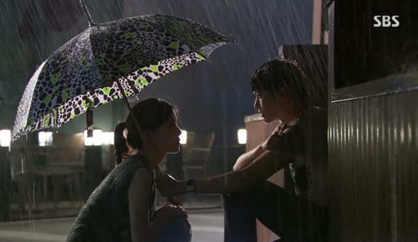 Soo Ha (Lee Jong Suk) lặng lẽ chờ người đẹp dưới mưa 2