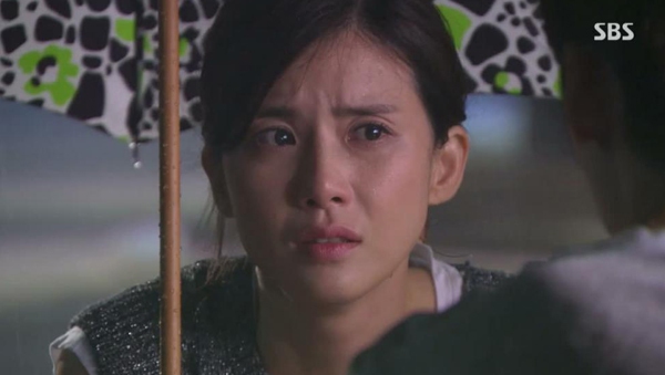 Soo Ha (Lee Jong Suk) lặng lẽ chờ người đẹp dưới mưa 5